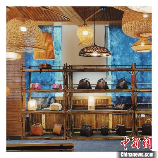 图为贵州非遗竹编文创产品。 杨昌芹 摄 图为贵州非遗竹编文创产品。 杨昌芹 摄