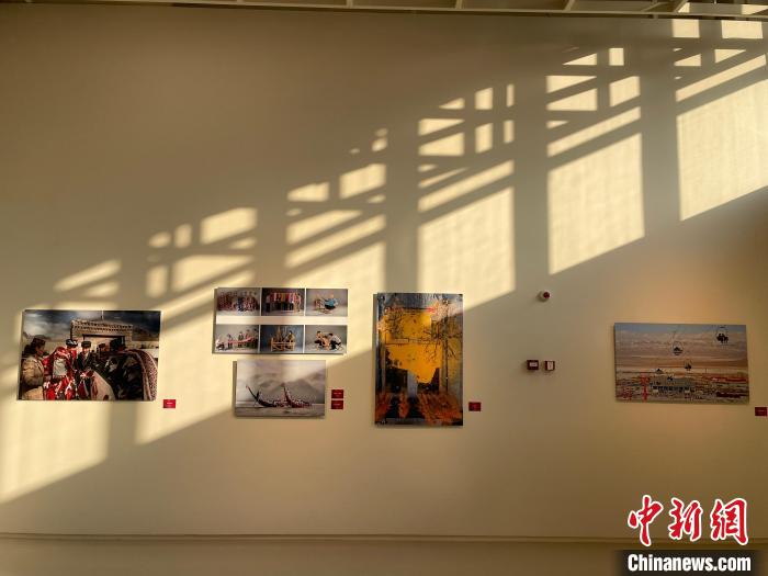 第十三届中国艺术节全国优秀美术、书法篆刻、摄影作品展览巡展现场。　高志苗 摄