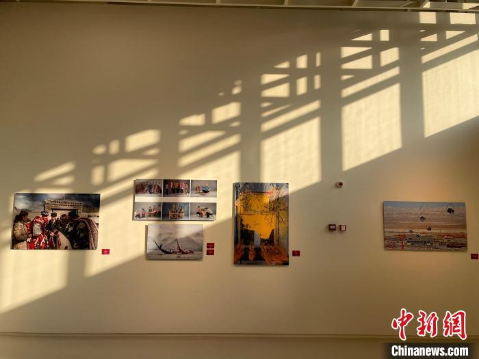 第十三届中国艺术节全国优秀美术、书法篆刻、摄影作品展览巡展现场。 高志苗 摄 第十三届中国艺术节全国优秀美术、书法篆刻、摄影作品展览巡展现场。 高志苗 摄