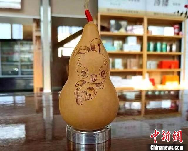 图为甘肃“非遗人”韩红武用“铁笔”创作的葫芦兔,寓意“福禄兔”。 甘肃省非遗保护中心供图 图为甘肃“非遗人”韩红武用“铁笔”创作的葫芦兔,寓意“福禄兔”。 甘肃省非遗保护中心供图