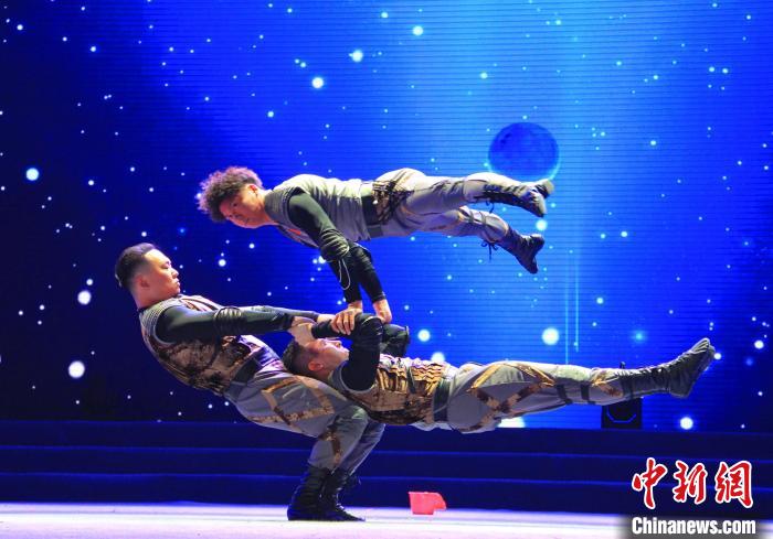 新疆兵团新春惠民杂技专场震撼上演民众乐享“文化大餐”