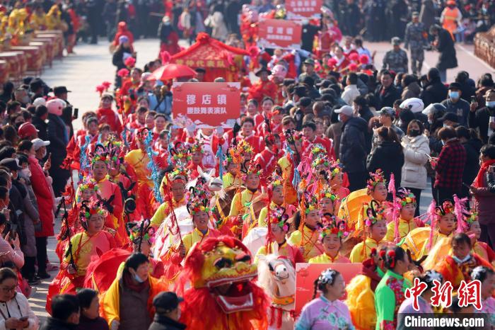 现场人声鼎沸、锣鼓喧天。　泱波 摄