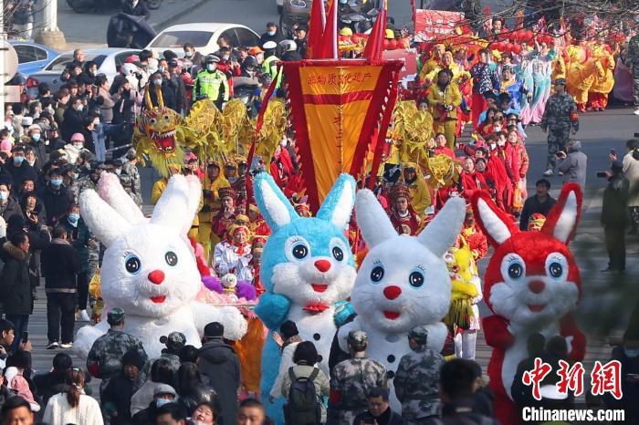 800余人组成的民俗演出巡游队伍打着旗幡，身着鲜艳的表演服装，浩浩荡荡地穿过盱眙主城区。　泱波 摄