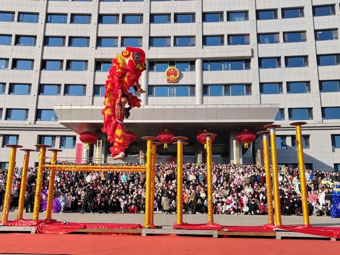 中国南北舞狮齐聚山西朔州平鲁：“门神故里”闹元宵