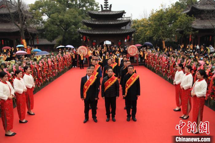 “2023年癸卯年元宵钱王祭”现场 西湖景区水域管理处 供图 “2023年癸卯年元宵钱王祭”现场 西湖景区水域管理处 供图