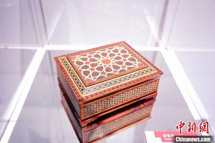 “艺海丝路”特展现场。 上海艺术品博物馆 供图 “艺海丝路”特展现场。 上海艺术品博物馆 供图