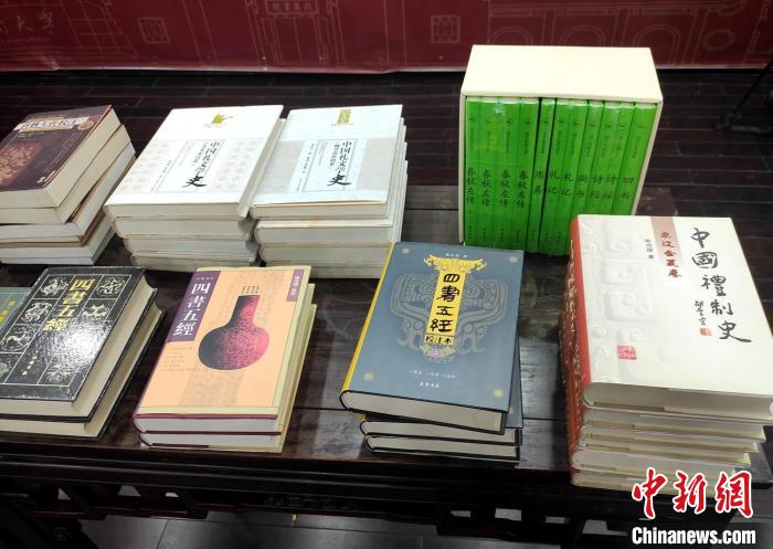陈戍国撰写、整理的部分著作。　邓霞 摄
