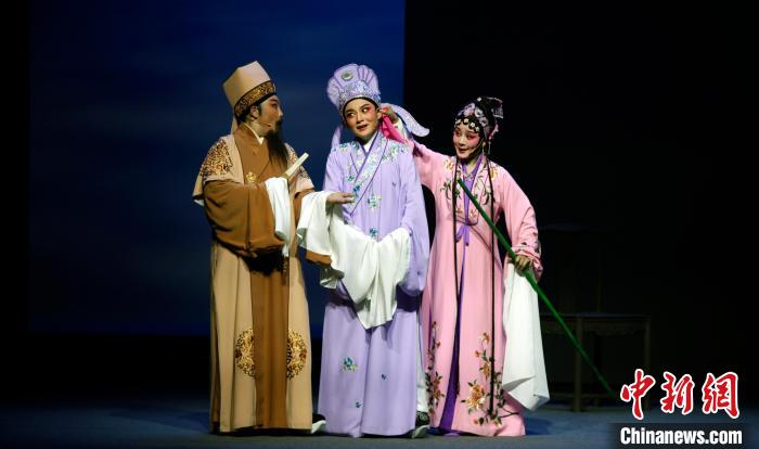 福建芳华越剧院梅花奖获得者陈丽宇(图中)在剧中担任主演。 蒋芃 摄 福建芳华越剧院梅花奖获得者陈丽宇(图中)在剧中担任主演。 蒋芃 摄