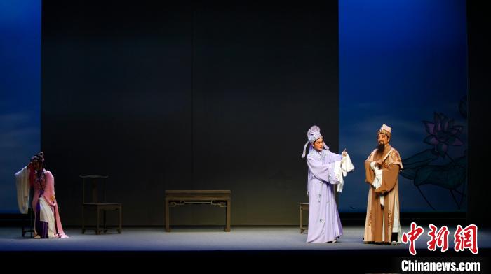 2月14日晚,由著名昆曲表演艺术家汪世瑜先生执导的越剧《狮吼记》在福州芳华剧院首演。 蒋芃 摄 2月14日晚,由著名昆曲表演艺术家汪世瑜先生执导的越剧《狮吼记》在福州芳华剧院首演。 蒋芃 摄