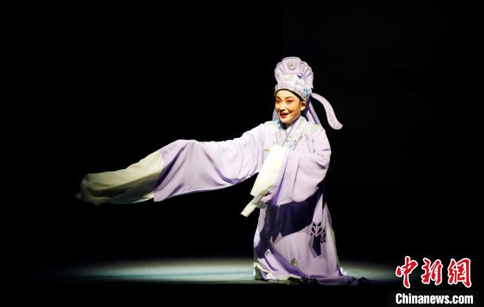 福建芳华越剧院梅花奖获得者陈丽宇在剧中担任主演。 蒋芃 摄 福建芳华越剧院梅花奖获得者陈丽宇在剧中担任主演。 蒋芃 摄