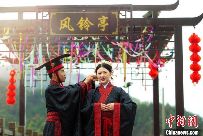 闽北举办婚俗文化节32对新人着汉服迎亲巡游