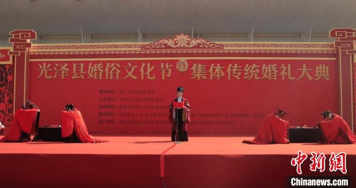 新人入席,古有男女七岁坐不同席,食不共器,今天新婿新妇将同室而居,同餐而食,行 新人入席,古有男女七岁坐不同席,食不共器,今天新婿新妇将同室而居,同餐而食,行