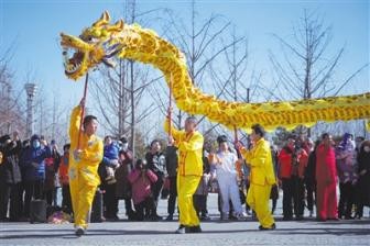 舞龙祈福迎“二月二” 多家老字号上线二月二“龙食”