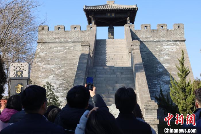 图为游客打卡仓颉造字台 王迪 摄 图为游客打卡仓颉造字台 王迪 摄