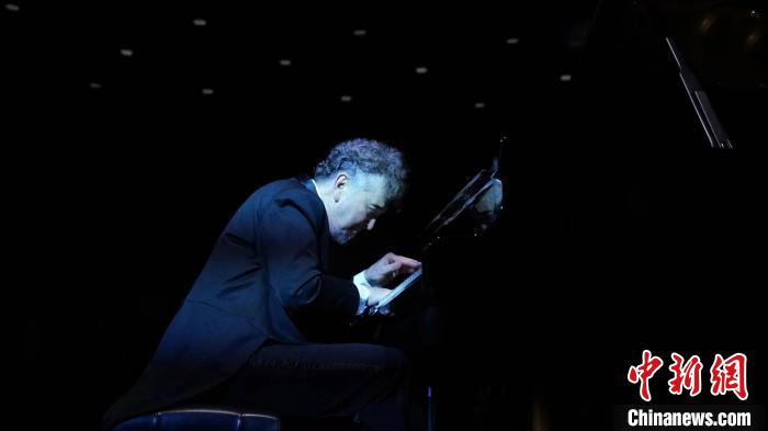 比利时籍音乐大师彼德·利兹在重庆首次奏响《爱·中华》