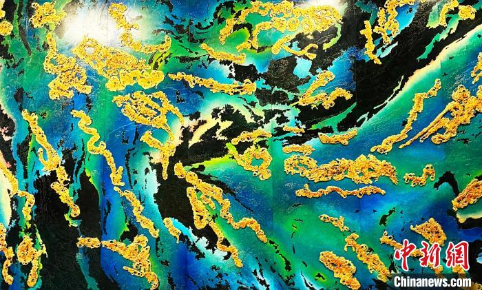 长达8米的铜壁画《万泉归海》。　崔佳明 摄