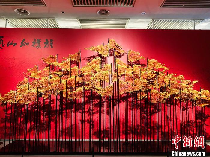 熔铜艺术“随机之美”令人惊叹。　崔佳明 摄
