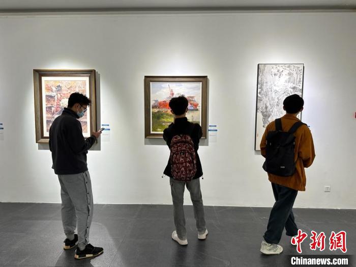 展览现场,观众在欣赏艺术作品。 王坚 摄 展览现场,观众在欣赏艺术作品。 王坚 摄