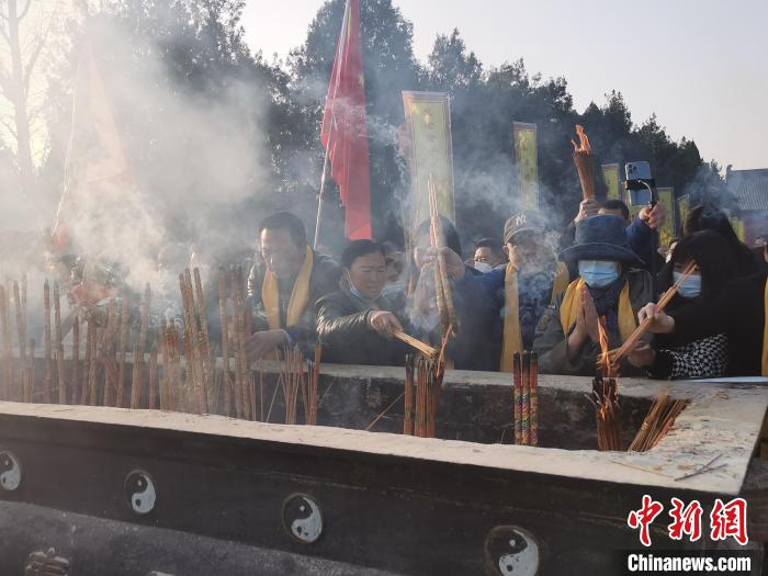 民众在太清宫内上香祭拜。 刘鹏 摄 民众在太清宫内上香祭拜。 刘鹏 摄