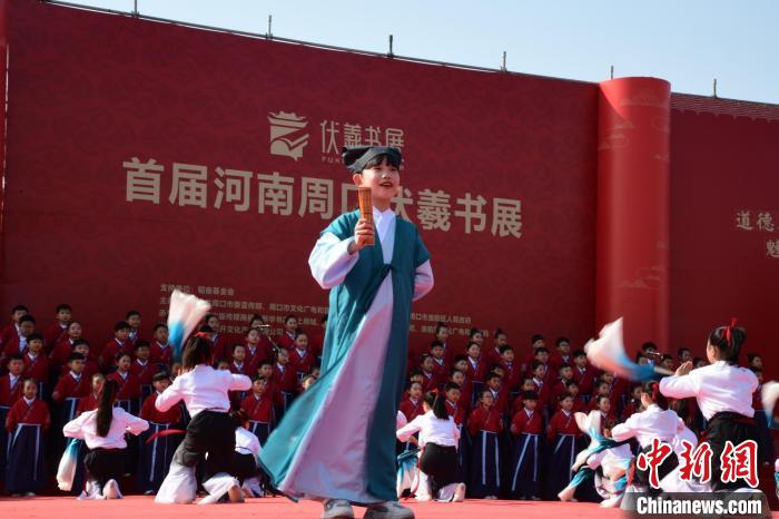 图为学生们在开幕式上诵读经典。 梁照曾 摄 图为学生们在开幕式上诵读经典。 梁照曾 摄