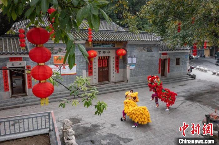 雄狮少年传承非遗文化舞动青春弘扬醒狮精神