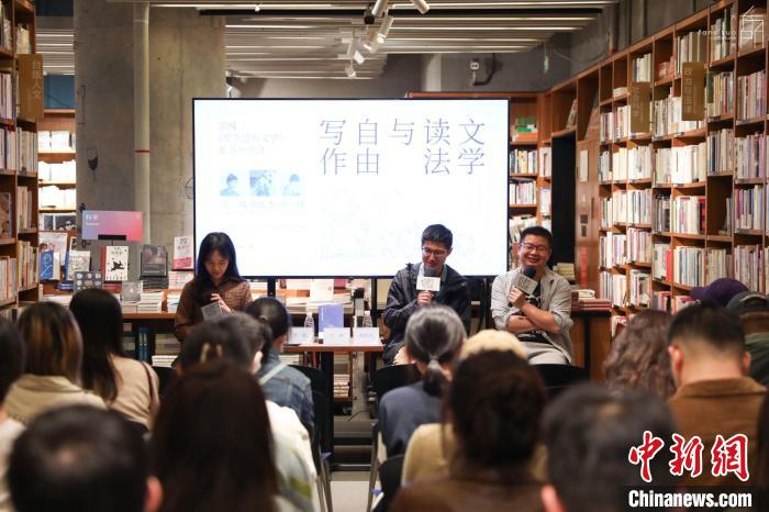 《至少还有文学》推出:在今天,我们为什么还需要文学?