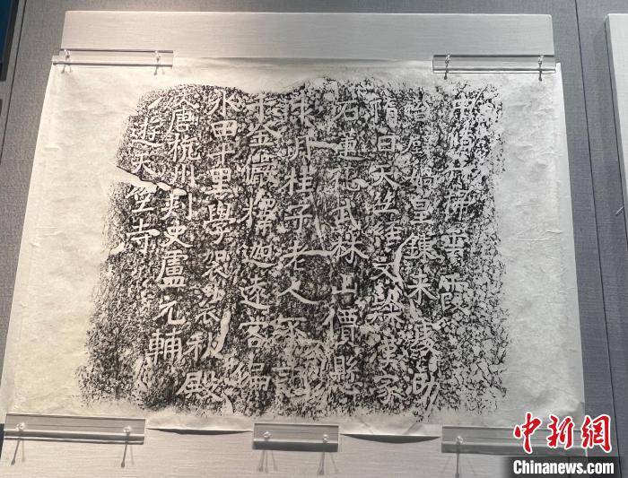 展出的西湖摩崖题刻的拓本。　王题题 摄