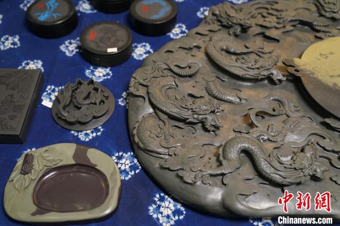 图为凤羽砚成品。 刘冉阳 摄 图为凤羽砚成品。 刘冉阳 摄