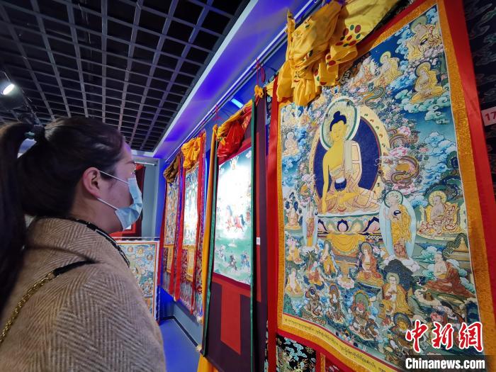 图为民众参观精品唐卡展。 张添福 摄 图为民众参观精品唐卡展。 张添福 摄