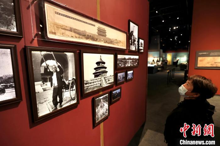 28日,观众在首都博物馆参观“辉煌中轴”展览。 <a target='_blank' href='/'>中新社</a>记者 易海菲 摄 28日,观众在首都博物馆参观“辉煌中轴”展览。 <a target='_blank' href='/'>中新社</a>记者 易海菲 摄