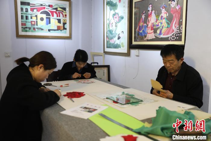 图为刘宪堂教学生制作堆绣。 定陶融媒体中心供图 图为刘宪堂教学生制作堆绣。 定陶融媒体中心供图