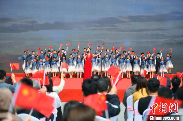 图为文艺演出。 佟郁 摄 图为文艺演出。 佟郁 摄
