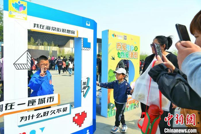 市民打卡创意市集。 佟郁 摄 市民打卡创意市集。 佟郁 摄