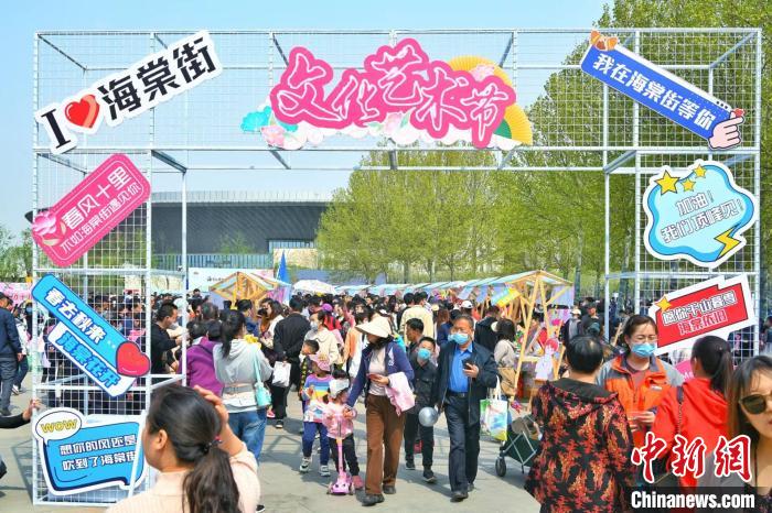 市民打卡创意市集。 佟郁 摄 市民打卡创意市集。 佟郁 摄