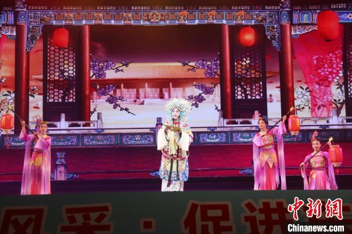 开幕式上的广东汉剧表演 温竹兰 摄 开幕式上的广东汉剧表演 温竹兰 摄