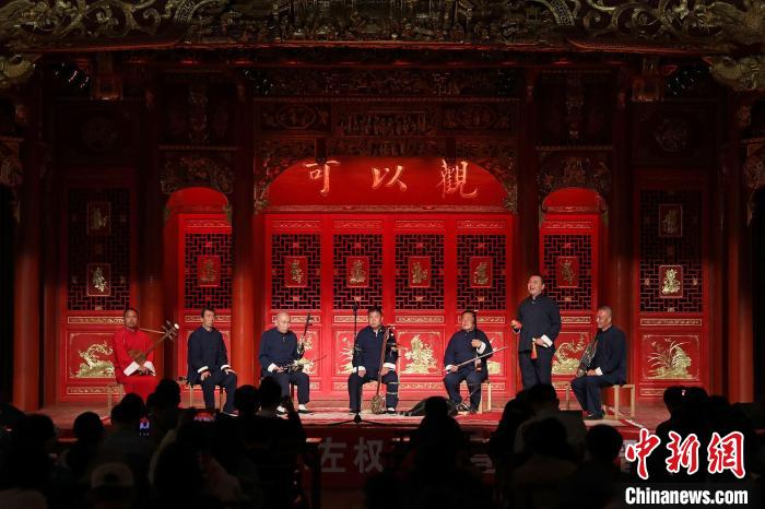 来自山西左权和武乡的盲艺人团队现场表演 中国工艺美术馆、中国非物质文化遗产馆供图 来自山西左权和武乡的盲艺人团队现场表演 中国工艺美术馆、中国非物质文化遗产馆供图