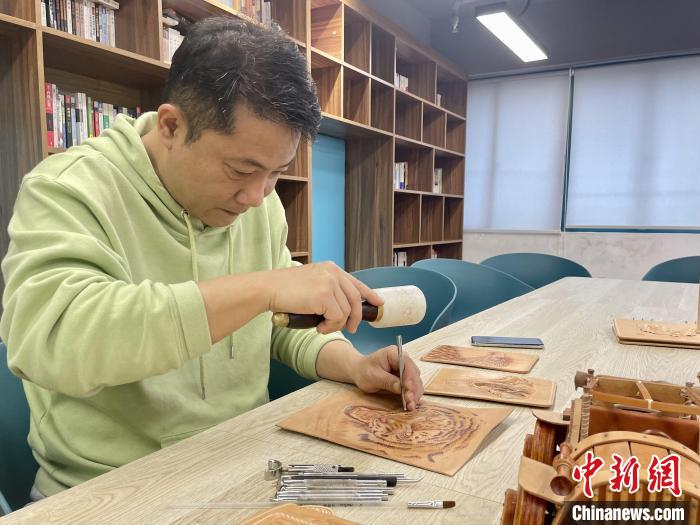 江西手艺人铁笔生“画”让千年皮雕绽放时代魅力