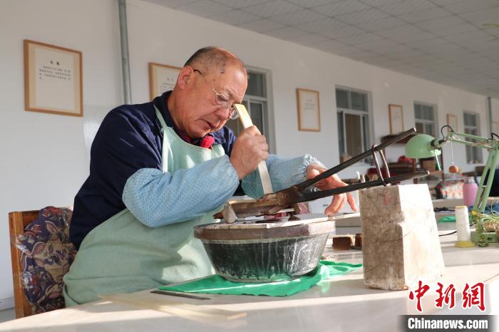 阴平镇鲁笔制作技艺将制笔与用笔巧妙结合,融理论性、实践性和艺术性于一体。 孙慧 摄 阴平镇鲁笔制作技艺将制笔与用笔巧妙结合,融理论性、实践性和艺术性于一体。 孙慧 摄
