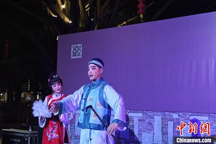 “宋元笙箫·千年古戏”沉浸式演出让观众流连忘返。　吴冠标 摄