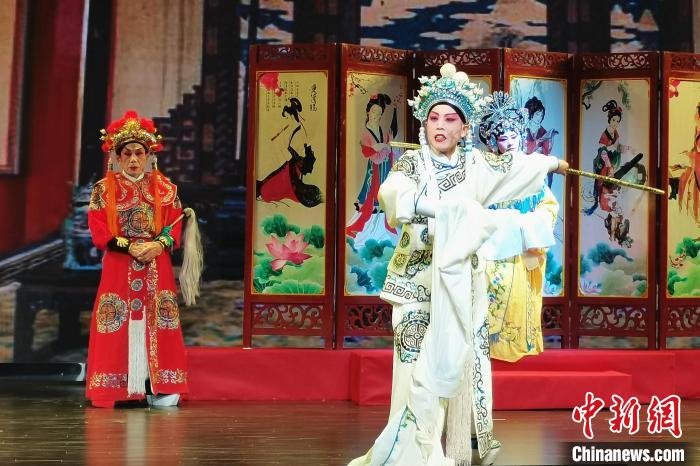 图为江西省庐山市西河戏演员演出。(资料图) 程月华 供图 图为江西省庐山市西河戏演员演出。(资料图) 程月华 供图
