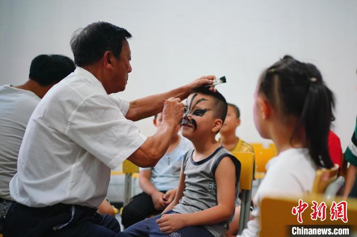 图为程家训走进校园给孩子们上一堂非遗文化传承课。(资料图) 程月华 供图 图为程家训走进校园给孩子们上一堂非遗文化传承课。(资料图) 程月华 供图