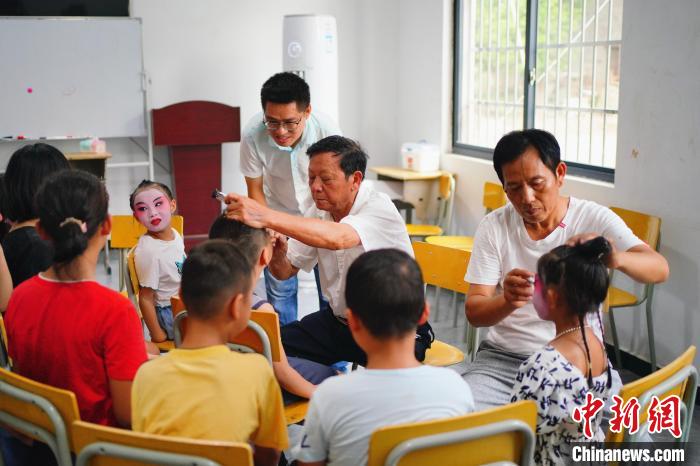 图为程家训走进校园给孩子们上一堂非遗文化传承课。(资料图) 程月华 供图 图为程家训走进校园给孩子们上一堂非遗文化传承课。(资料图) 程月华 供图