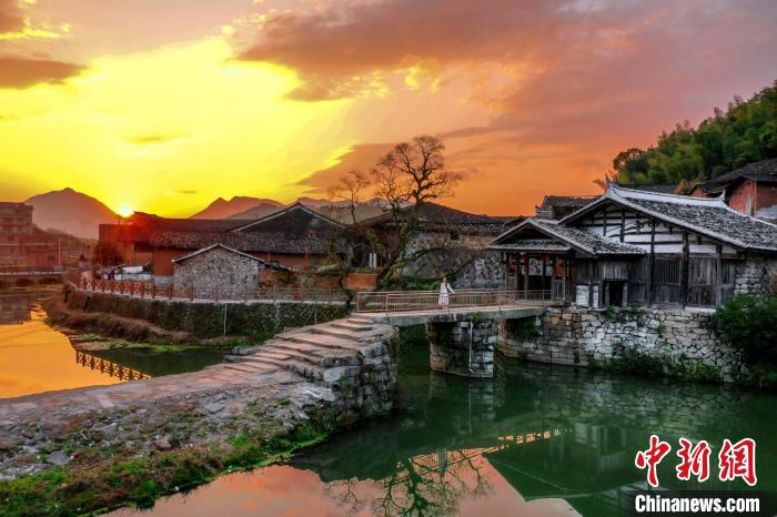 罗宁古道必经之路——中房镇岭兜村转水桥成为网红打卡点。 游永健 摄 罗宁古道必经之路——中房镇岭兜村转水桥成为网红打卡点。 游永健 摄
