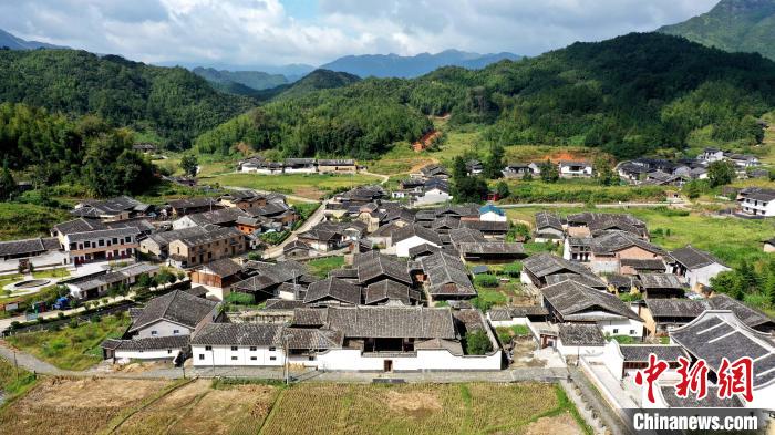 航拍中房镇深坑村古村落建筑群。 游永健 摄 航拍中房镇深坑村古村落建筑群。 游永健 摄