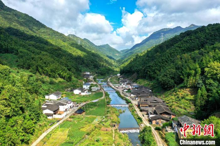 中房镇溪门村远眺。　游永健 摄