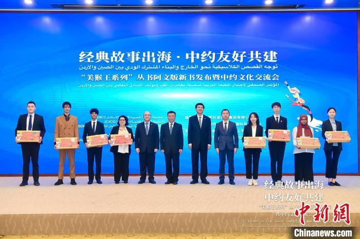与会嘉宾向中阿青年代表赠书 中国外文局供图 与会嘉宾向中阿青年代表赠书 中国外文局供图