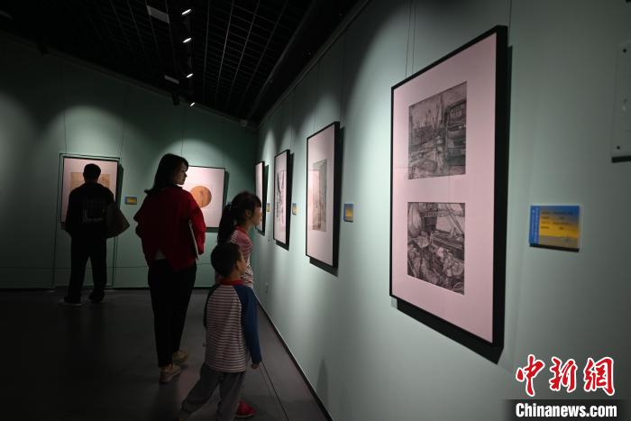 图为市民正在观赏钢笔画作品。 张旭 摄 图为市民正在观赏钢笔画作品。 张旭 摄