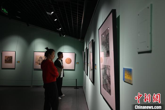 图为市民在观赏钢笔画作品。 张旭 摄 图为市民在观赏钢笔画作品。 张旭 摄