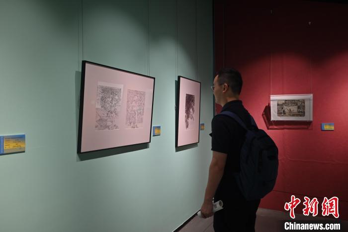 图为市民在观赏钢笔画作品。 张旭 摄 图为市民在观赏钢笔画作品。 张旭 摄