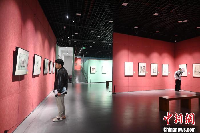图为市民在观赏钢笔画作品展。 张旭 摄 图为市民在观赏钢笔画作品展。 张旭 摄